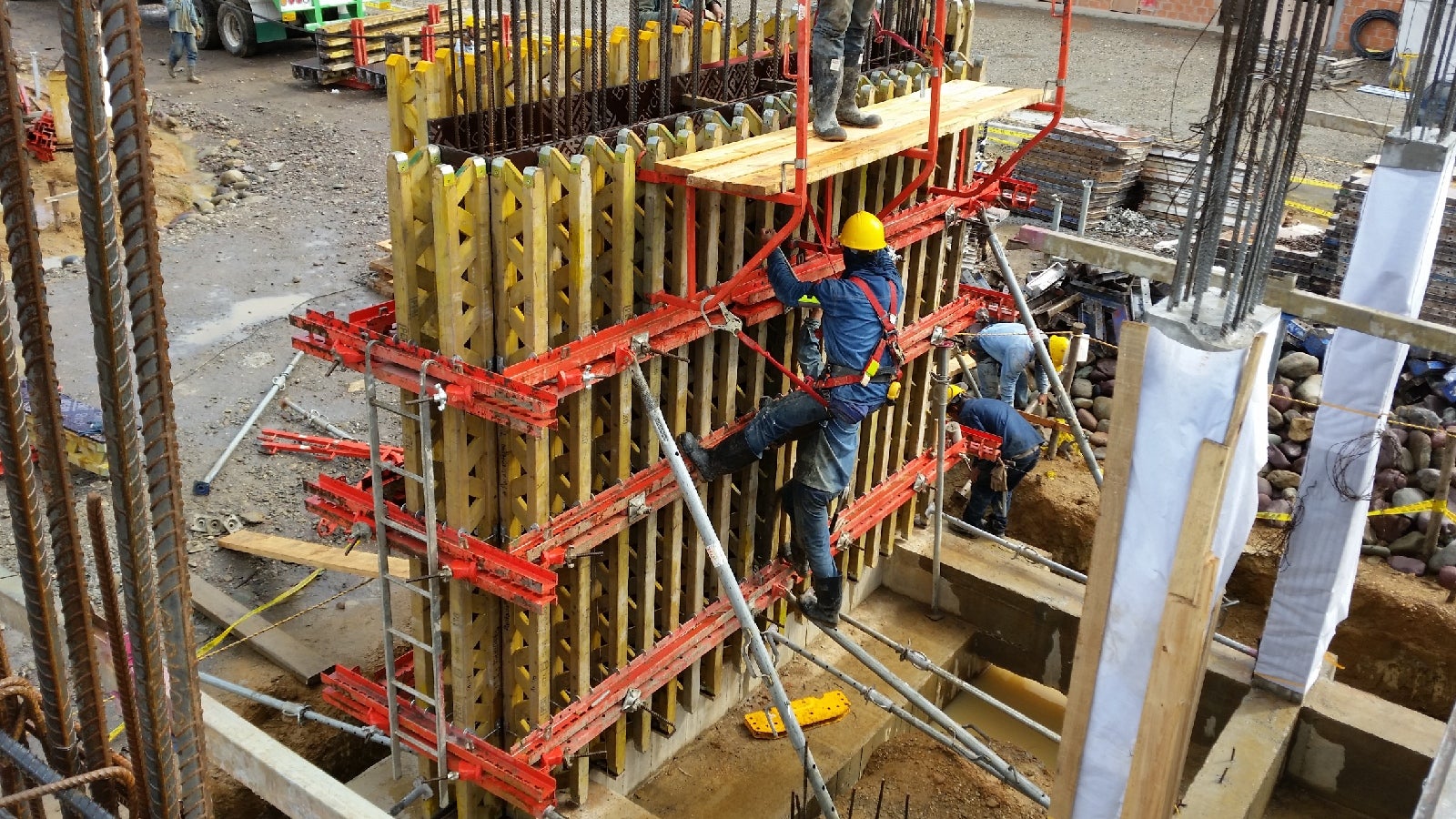 Encofrado de pantallas rectas con VARIO GT-24.