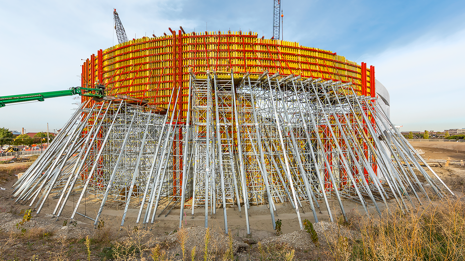 Over 9,000 m² of VARIO GT 24 girder wall formwork was necessary to shape the curved walls of the National Veterans Memorial and Museum in Columbus, Ohio, in the USA.
