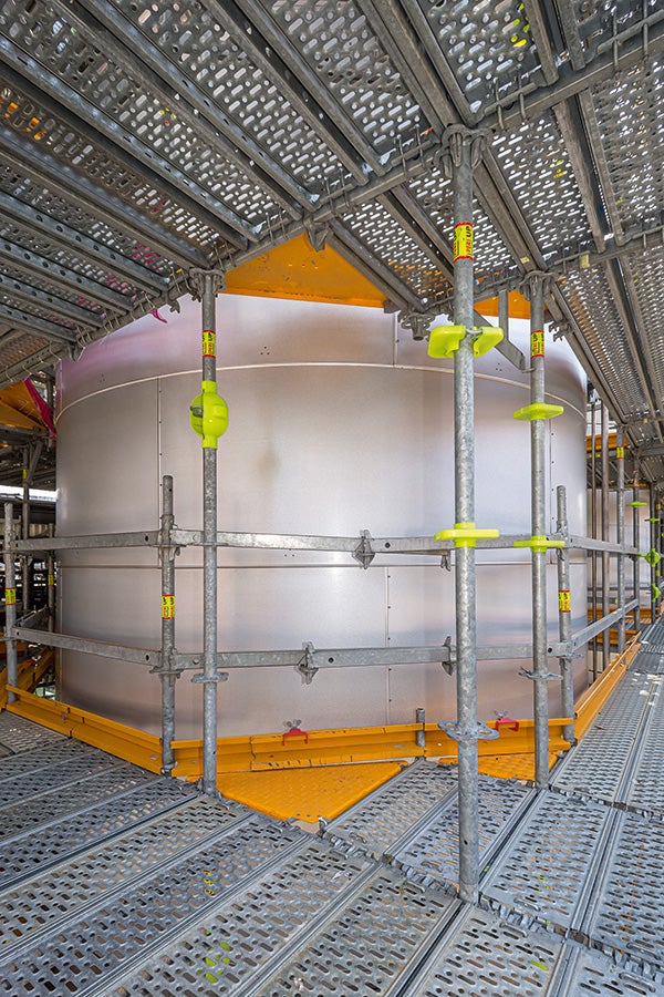 Trip-free corner designs and transitions using PERI UP system components ensured that the scaffold could be used safely. Protective caps in a signal colour rounded off the safety concept. 