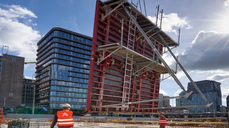 Nog een voorbeeld van het compleet en efficiënt verplaatsen van bekisting, platforms en stelschoren met de kraan.