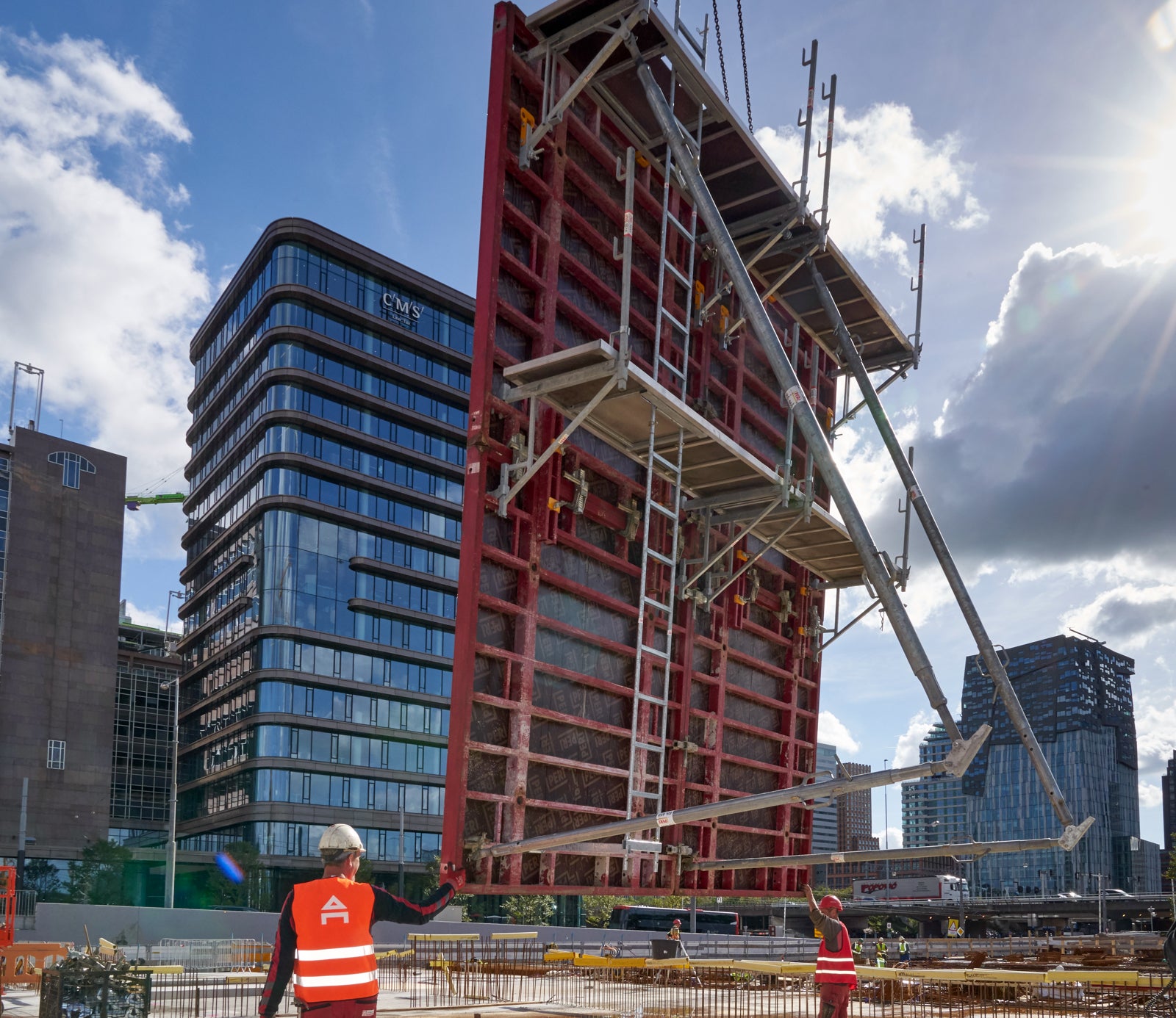 Nog een voorbeeld van het compleet en efficiënt verplaatsen van bekisting, platforms en stelschoren met de kraan.