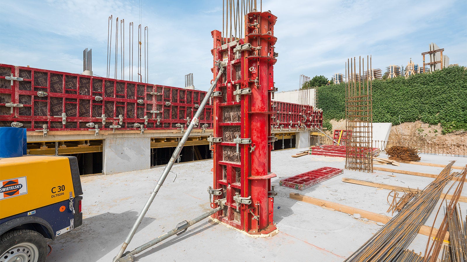Para a formação das colunas de concreto armado, foi utilizado o molde de colunas de aço circular SRS - parcialmente em combinação com elementos MAXIMO.