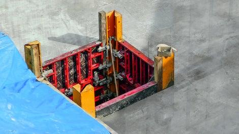 Debnenie šachty pre inžinierske siete pomocou debnenia DOMINO