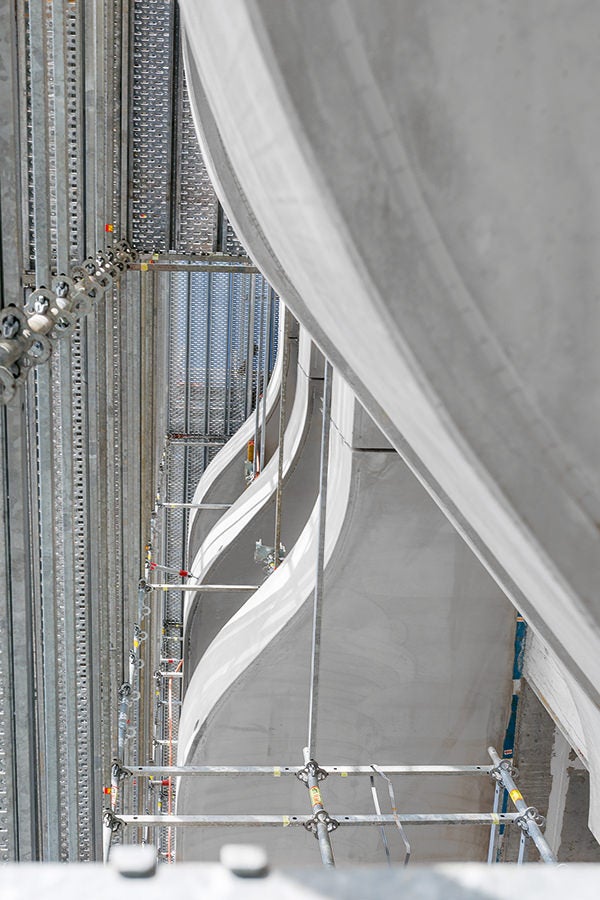 Die versetzte Anordnung der geschwungenen, über 2&amp;nbsp;m auskragenden Balkone in allen Ebenen erforderte ein projektspezifisch abgestimmtes Realisierungskonzept auf Grundlage des PERI UP Flex Modulgerüstsystems mit maximaler Anpassungsfähigkeit.