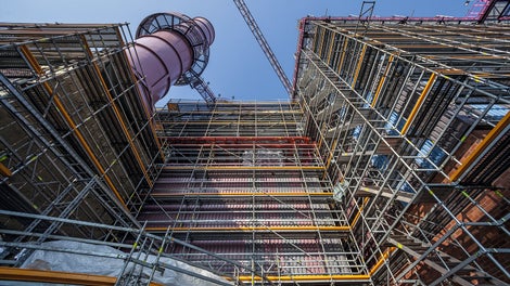 ThyssenKrupp Steel Europe operates four company-owned blast furnaces at the Duisburg facility. For the extensive modernisation measures, Blast Furnace 9 was taken out of service and brought in line with the very latest technical standards. Part of the work included the re-insulation of the casting house dedusting system. For this, PERI scaffolding specialists planned a project-specific working scaffold which was based on two compatible modular construction systems: PERI UP and VARIOKIT.