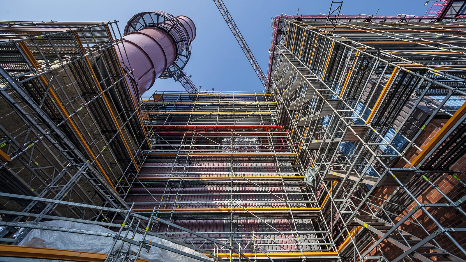 ThyssenKrupp Steel Europe betreibt am Standort Duisburg insgesamt vier eigene Hochöfen. Für die umfangreiche Modernisierungsmaßnahme wurde der Hochofen 9 außer Betrieb genommen und auf den neuesten technischen Stand gebracht. Im Zuge dessen musste auch die Gießhallen-Entstaubungsanlage neu gedämmt werden. Hierfür planten die PERI Gerüstspezialisten ein projektspezifisch angepasstes Arbeitsgerüst auf Basis zweier kompatibler Baukastensysteme: PERI UP und VARIOKIT.