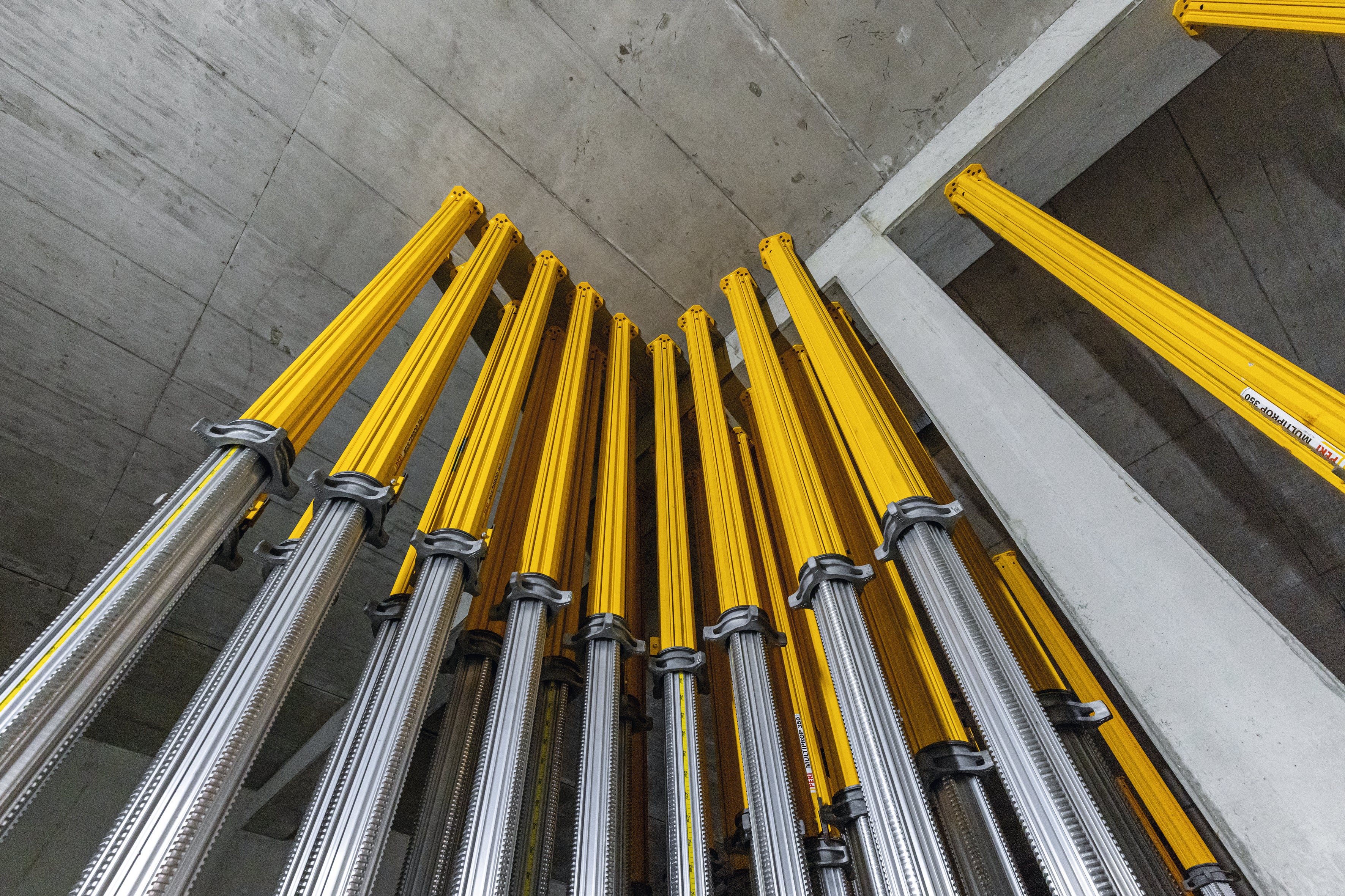 MULTIPROP Alu-Deckenstützen aus Aluminium eigneten sich aufgrund des geringen Gewichts mit gleichzeitig hoher Tragfähigkeit zur Durchstützung innerhalb der Tiefgaragenebene.