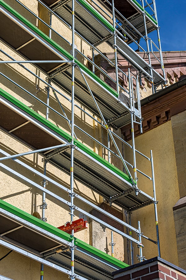 Die Kirchturmeinrüstung offenbart einige Ausführungsdetails: beispielsweise die fast übergangslose Kombinierbarkeit von PERI UP Easy mit VARIOKIT System-Stahlträgern sowie geometrische Längenanpassungen im metrischen Grundraster.