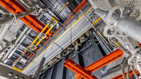 Die mit DW 15 Ankerstäben und Stahlriegeln aus dem PERI Schalungsportfolio abgehängten Beleuchterstege über zwei Etagen hinweg, stellten eine große Herausforderung an alle Beteiligten dar.