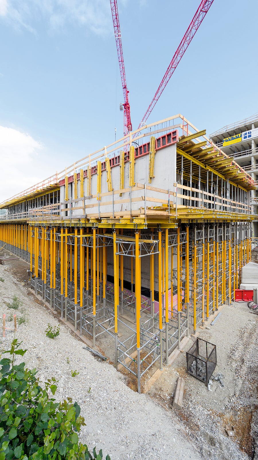 Die hohen Decken wurden mit MULTIPROP Stützen unterstellt. Diese sind aus Aluminium und deshalb sehr leicht.