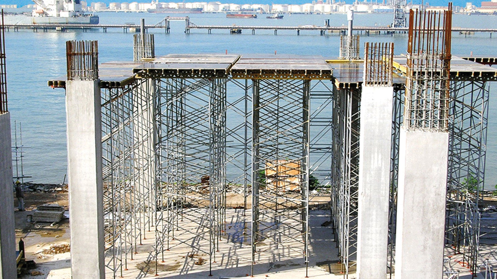 Mahya olarak SRZ çelik kuşak ve ızgara olarak VT 20 ahşap kirişlerle 10.50 m yükseklikteki PD8 masa sisteminin kullanıldığı bir depo inşaatı