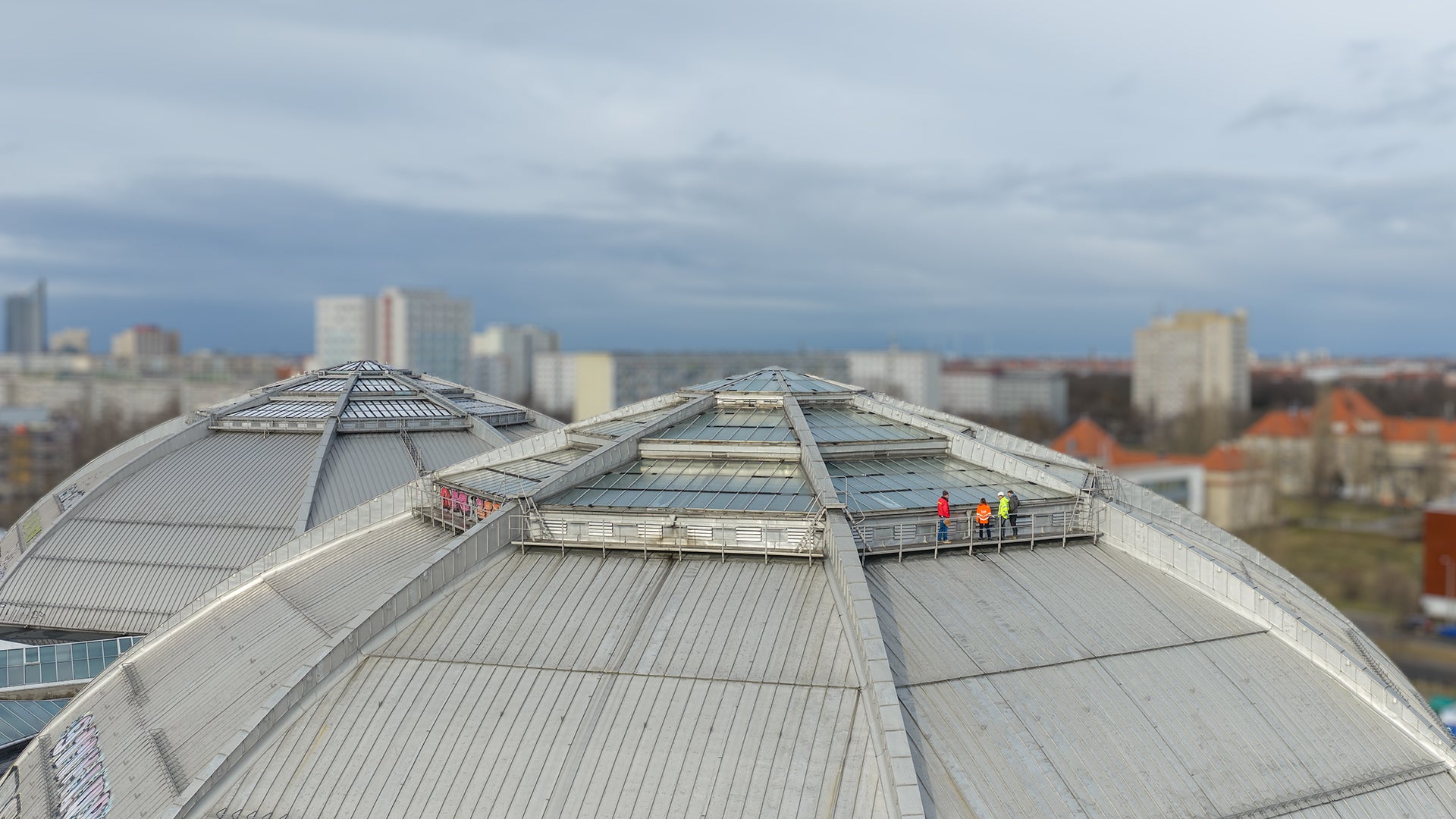 In einer umfassenden Sanierung sollen die Glaselemente und die Unterdachkonstruktion der Laterne komplett ausgetauscht werden. Zudem werden die Betonträger geprüft und saniert sowie eine neue Verschattungsanlage eingebaut.