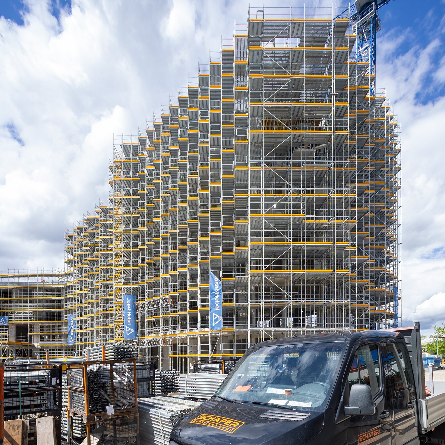 Die für die Region München zuständigen Gerüstbauprofis der Schäfer Gerüstbau GmbH arbeiteten eng mit den Weißenhorner PERI Ingenieuren und der bauausführenden Josef Hebel GmbH &amp; Co. KG zusammen.