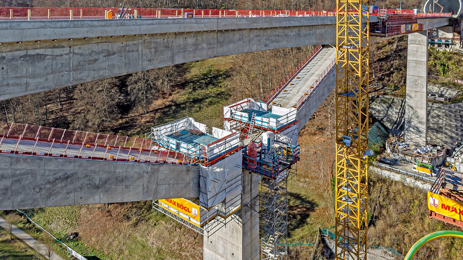 PERI engineers designed a rail-guided finishing carriage by combining the PERI UP Scaffolding System with VARIOKIT and RCS climbing technology in order to work on the inclined piers.