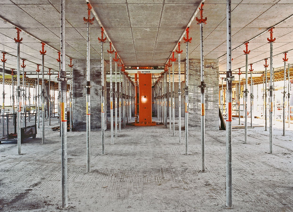With the SKYDECK slab formwork, panels and main beams could be struck after a very short time and immediately re-used in the next concreting section.