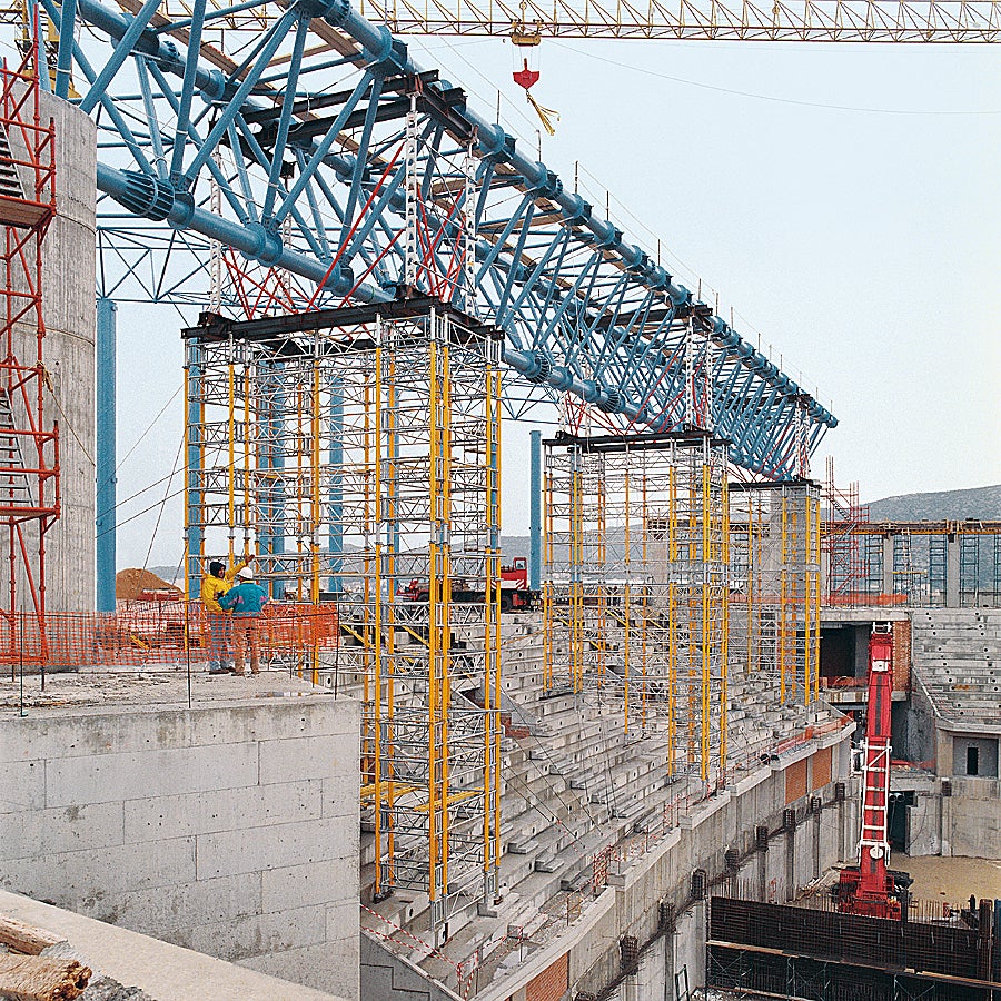Após a fixação da armação de aço de 72 m de comprimento, três torres de escoramento foram levantadas por guindaste para o próximo ponto de uso, na forma de uma unidade móvel de baixo custo.