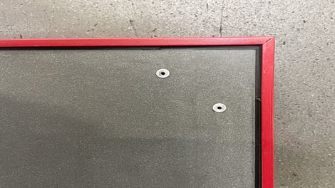 Im Standard mit einer Polypropylenplatte mit Birkenkern ausgestattet, erzielt die neue MAXIMO Generation ein glattes und farbgleiches Betonbild. Die einseitig beschichtete und dadurch atmungsaktive ROBU B verfügt dank ihrer Robustheit, UV-Beständigkeit und der leicht zu reparierenden Oberfläche über eine lange Lebensdauer.