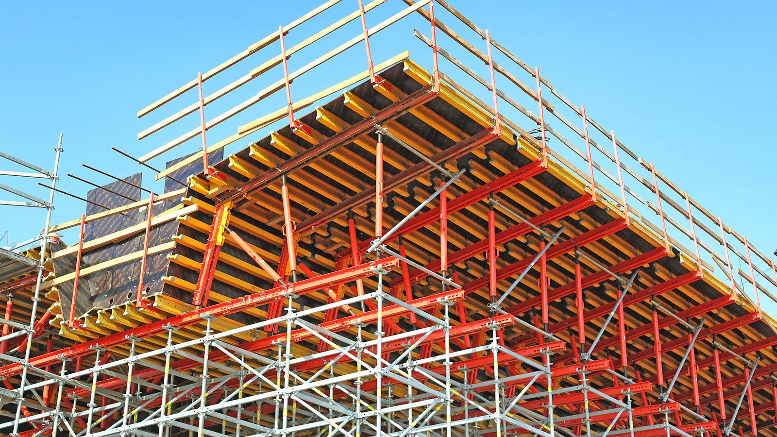 מגדלי פרי-אפ הוקמו באתר ועליהם הונחו יחידות הואריו-קיט כיחידה אחת