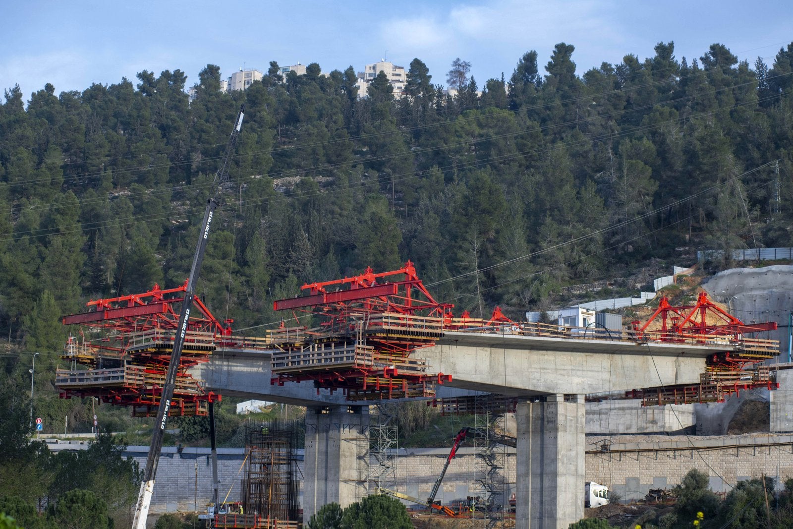 מערכת הVBC מצויידת בסט הידראולי מלא המאפשר כיוונון ושינוע התבניות כמו גם שינוי החתך תוך כדי תנועה.