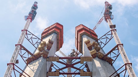 The two A-shaped inclined bridge pylons of the spectacular Bosphorus Bridge steadily rise up into the air with the PERI ACS climbing formwork system finally reaching a height of over 300 m.