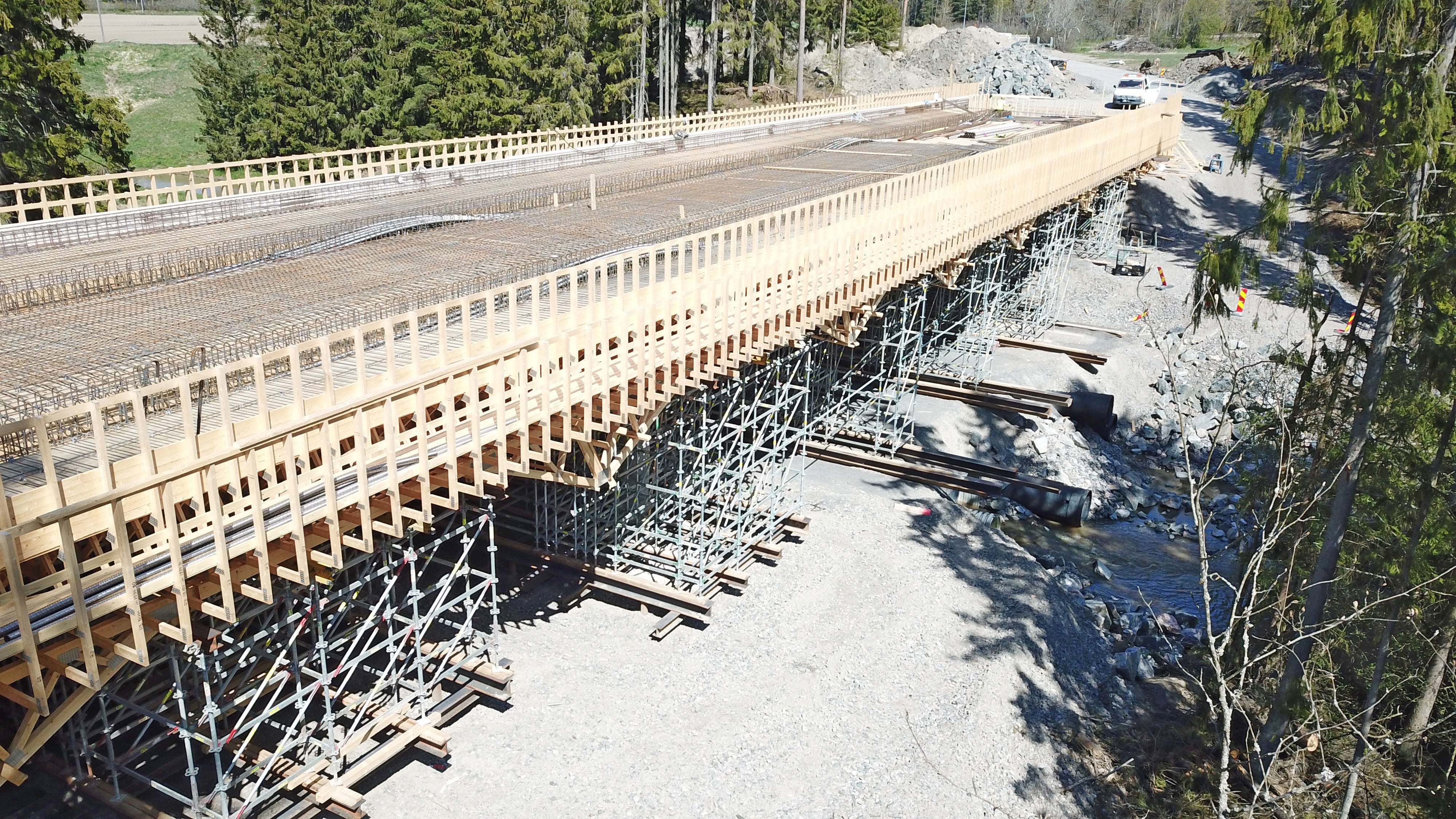 Kokonaispituudeltaan 78-metrinen jännebetonipalkkisilta ylittää Paattistenjoen vanhan uoman. 