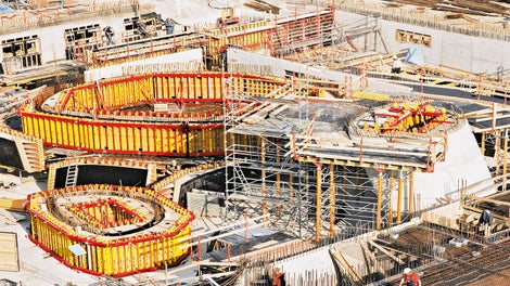 Gözüken farklı kesitli ve değişken yarıçaplı eğimli betonarme kuleler, özel üretim VARIO GT 24 elemanları ile gerçekleştirilmiştir.