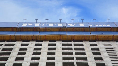 Полностью закрытое ограждение из фанеры или профлиста. Частично закрытое ограждение из бруса или труб - выбор за клиентом.<br/>Поверхность щитов можно использовать как рекламный баннер.<br/>