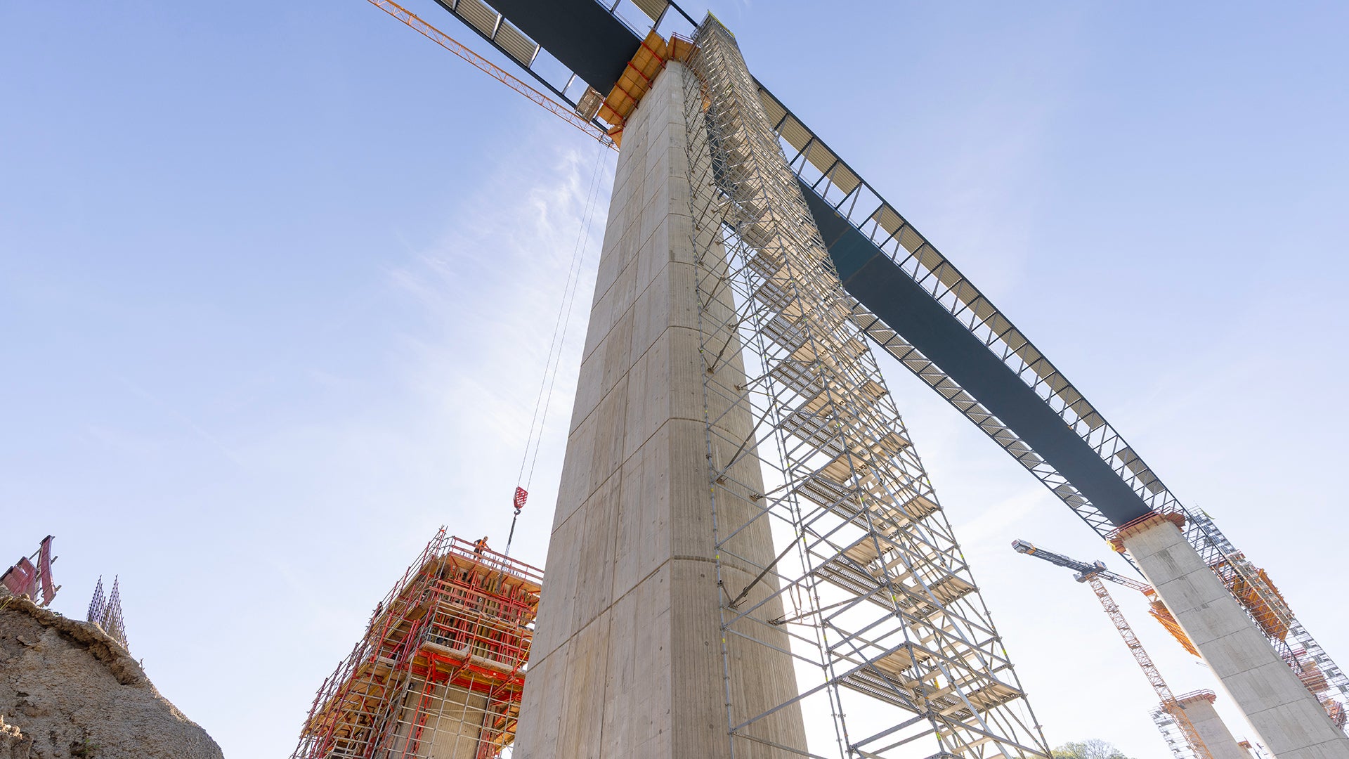 Die Gerüsttreppe mit Alu-Treppenläufen aus dem PERI UP Gerüstbaukasten ist der ideale Zugang zu höher gelegenen Arbeitsplätzen.