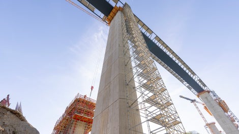 Die Gerüsttreppe mit Alu-Treppenläufen aus dem PERI UP Gerüstbaukasten ist der ideale Zugang zu höher gelegenen Arbeitsplätzen.