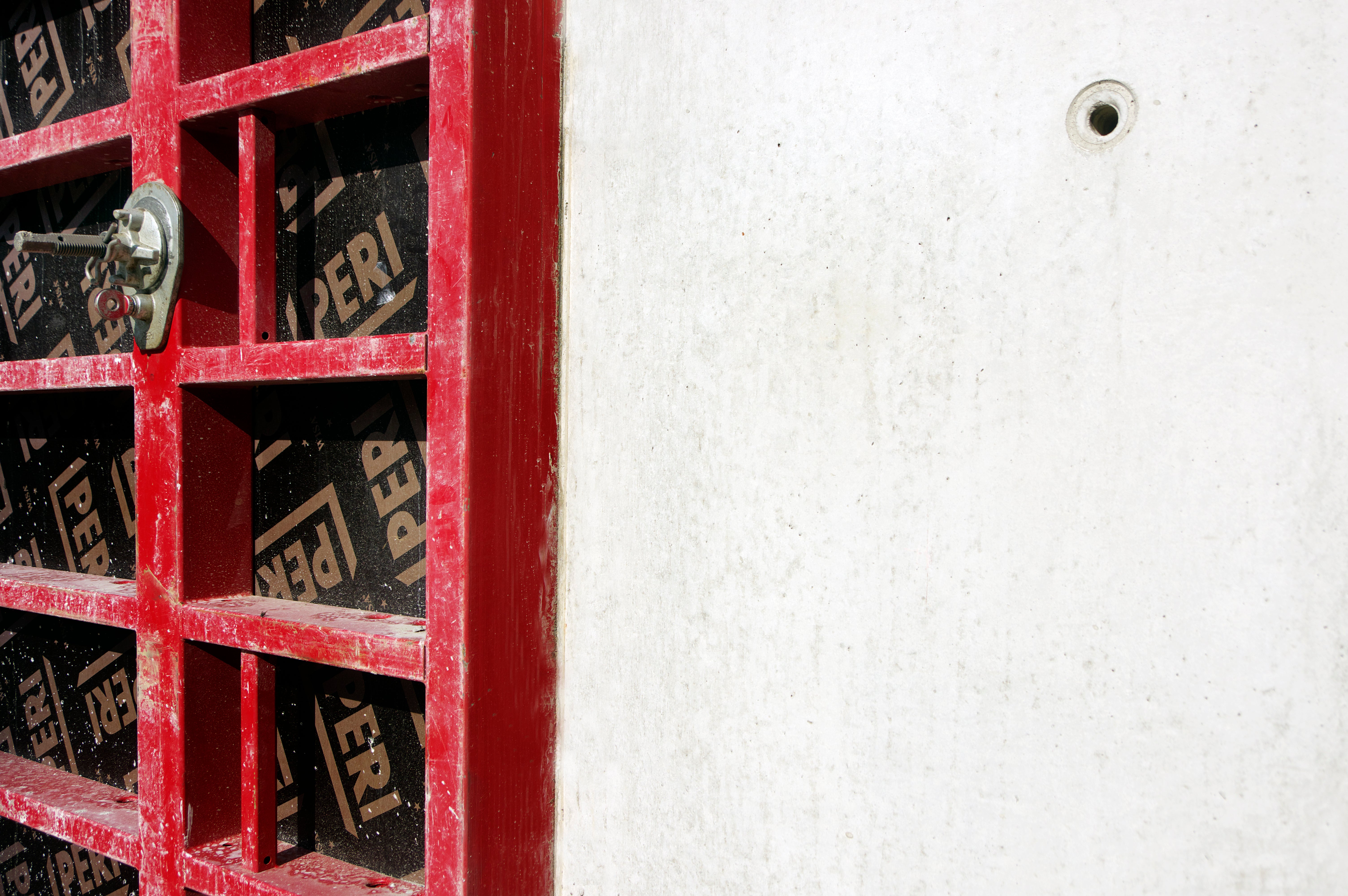 Hoolimata väiksemast vajaminevast tööjõust on MAXIMOga rakestamine kiirem kui traditsioonilist seinaraketist kasutades. Ühelt poolt paigaldatavate tõmbide tehnoloogia vähendab rakestamisele kuluvat aega. Lisaks sellele avanevad uued võimalused nähtavale jäävate betoonpindade kujundamisel.