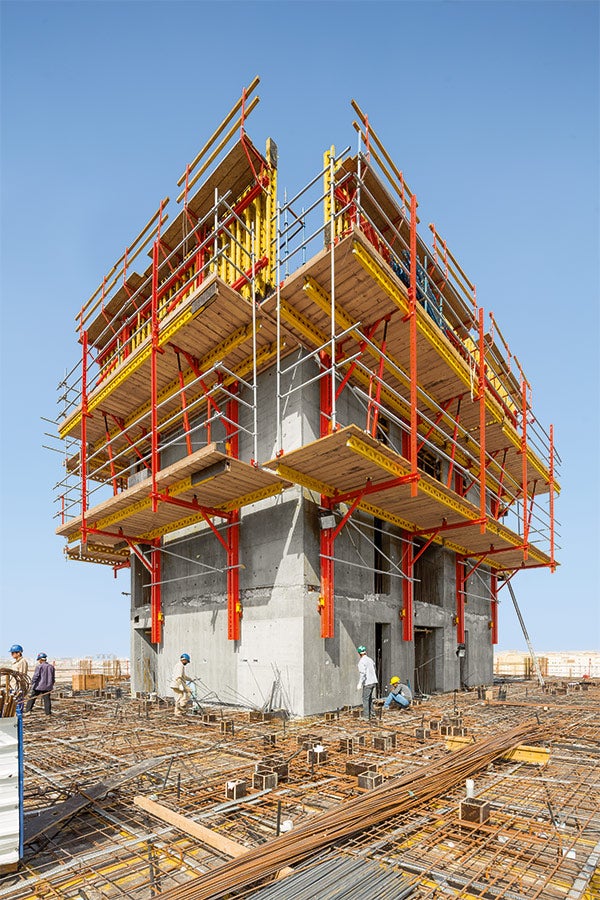 使用VARIO GT24木梁式墙模系统提前浇筑核心筒外墙，使用RCS导轨爬架系统将模板顶升至下一浇筑层。