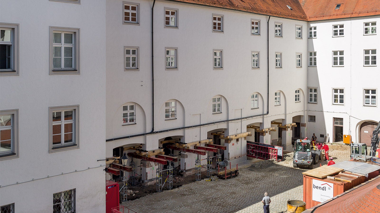 Das Günzburger Stadtschloss ist Sitz des Finanzamts. Nach den aufwändigen Sanierungsarbeiten am Süd- und Westflügel entstehen zeitgemäß ausgestattete Büroflächen.