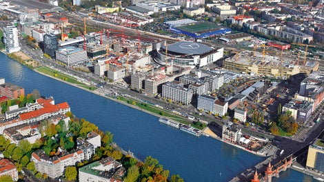 Das neue Stadtquartier zwischen der Mercedes-Benz Arena und der parallel zur Spree verlaufenden Mühlenstraße weist vier Teilbauwerke mit jeweils 26,50 m Höhe und im Grundriss eine Gesamtabmessung von 160 m auf 128 m auf. (Foto: PERI/euroluftbild.de/Robert Grahn)
