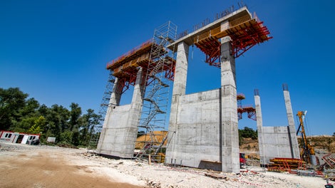 Лявото платно е кофрирано и готово за бетониране. Дясното платно е нетонирано и частично декофрирано. 