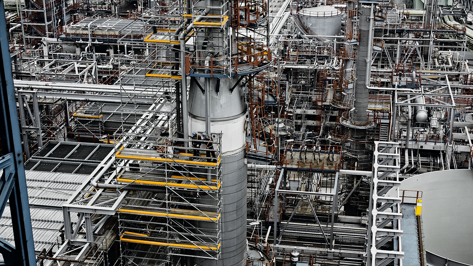 Малый вес элементов системы PERI UP Flex позволяет устанавливать леса на любом основании. Это может быть грунт, просечка эксплуатационной площадки оборудования или кровля производственного цеха.