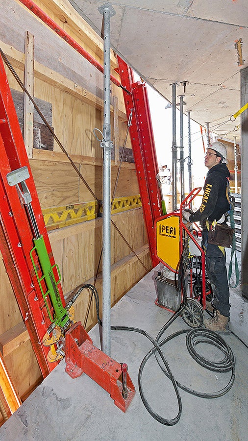 Mobile RCS hydraulic cylinders and pumps lift the climbing units up to the next concreting section.