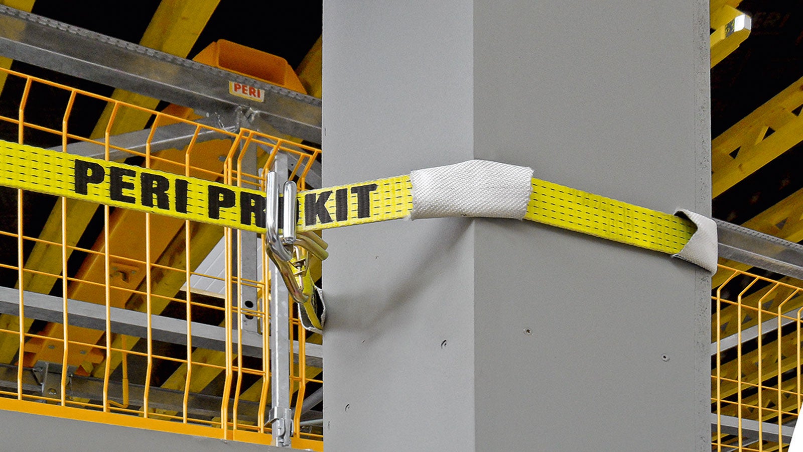 套在拉带上的塑料软管有效地预防-拉紧过程中柱子边角对拉带的磨损。