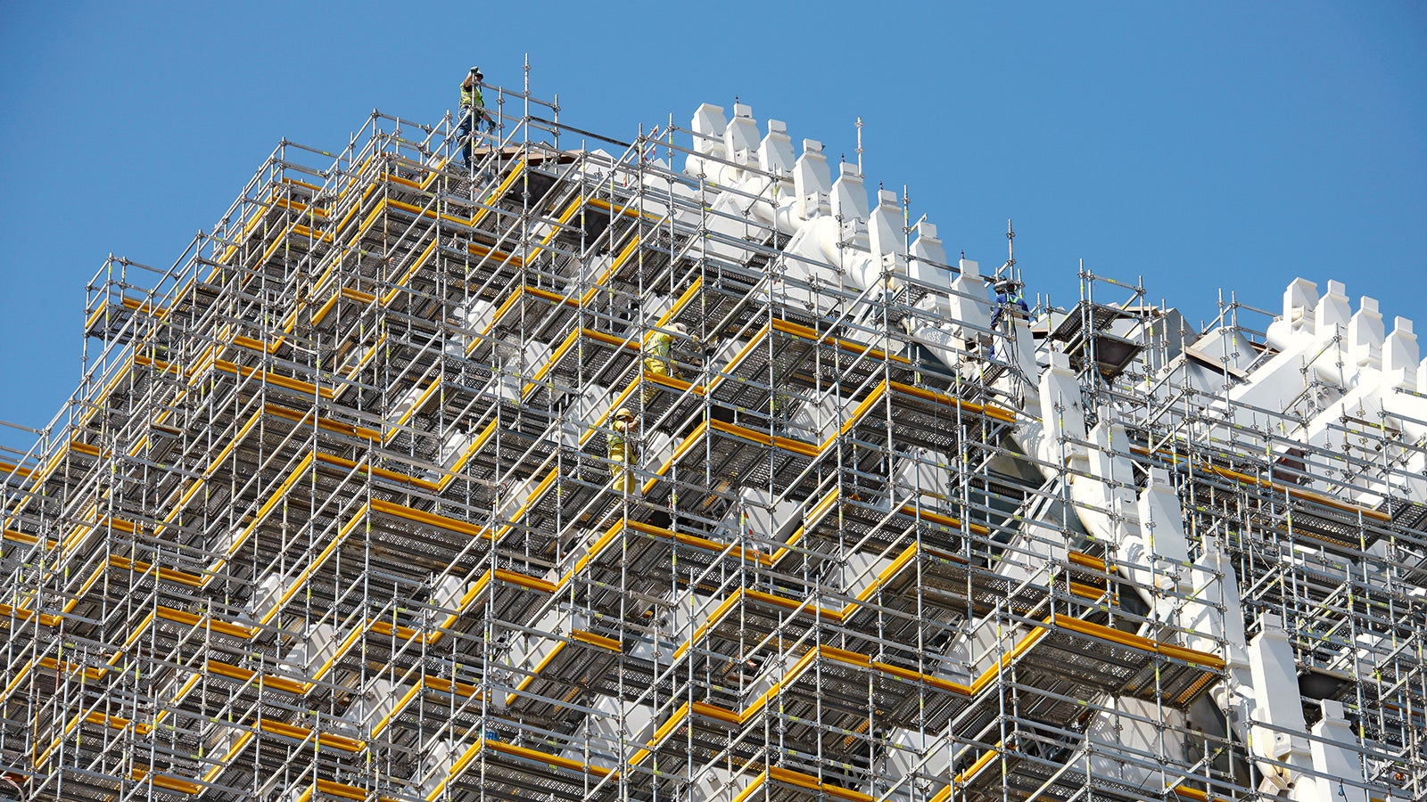 Maximale Anpassungsfähigkeit, höchste Sicherheit und schnelle Montage - all das macht die PERI UP Gerüsttechnik zum optimalen System für Einsätze in der Industrie.