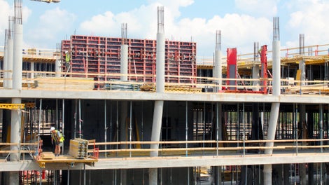 Kruhové sloupy byly na celé konstrukci bedněny ocelovým bedněním SRS pro kruhové sloupy s perfektním povrchem betonu SRS.