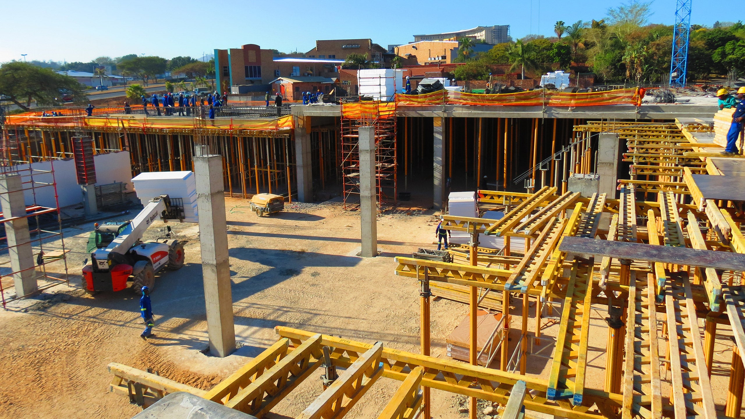 35,000 m2 of slabs were poured using SKYDECK and MULTIFLEX.