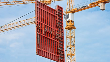 Gwarancja bezpieczeństwa przy przemieszczaniu modułów deskowań za pomocą haków transportowych.