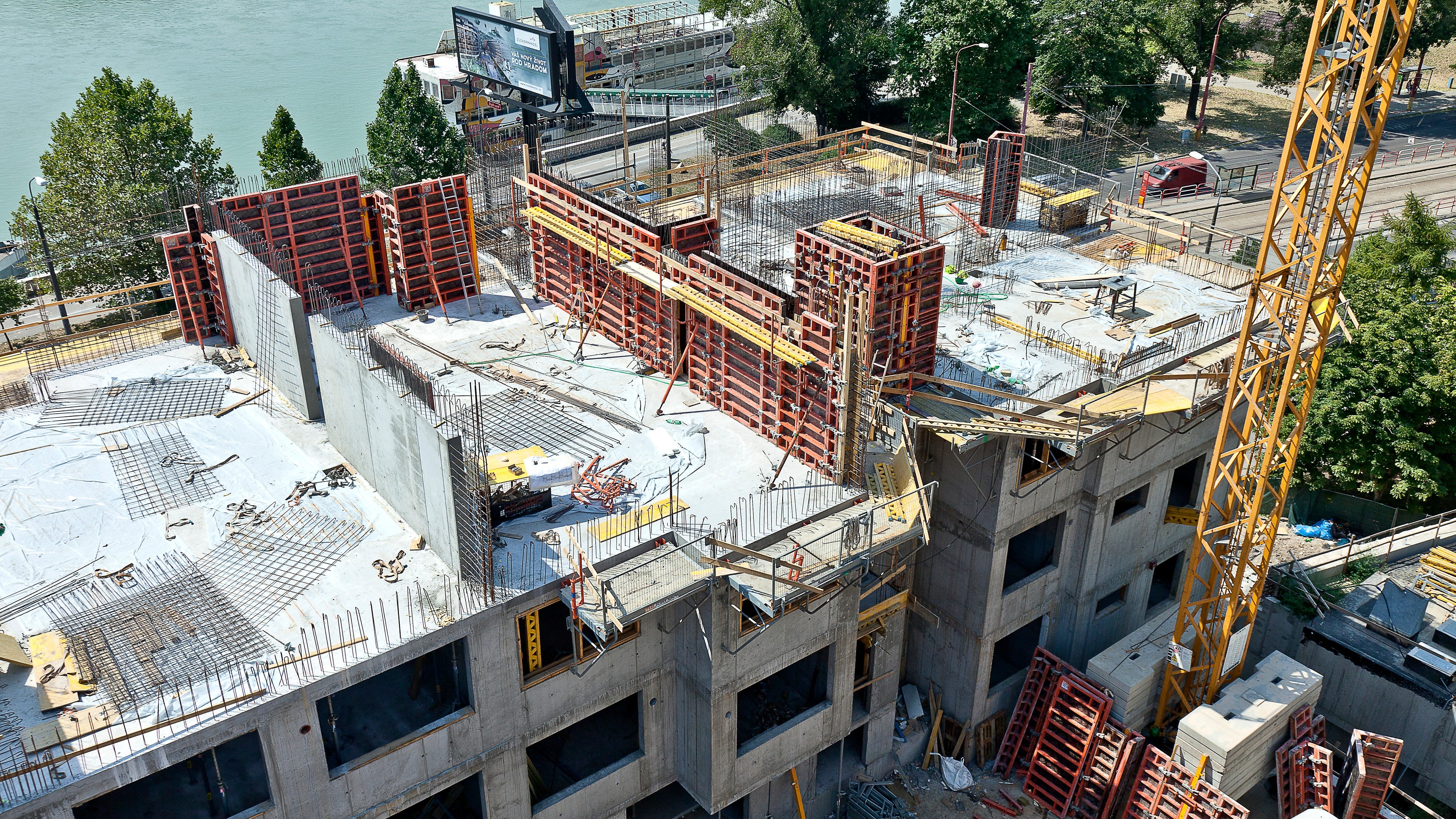 Projekt Zuckermandel ožíva v podobe polyfunkčného mestského centra pozostávajúceho zo siedmych budov situovaných pod bratislavaským hradom. 