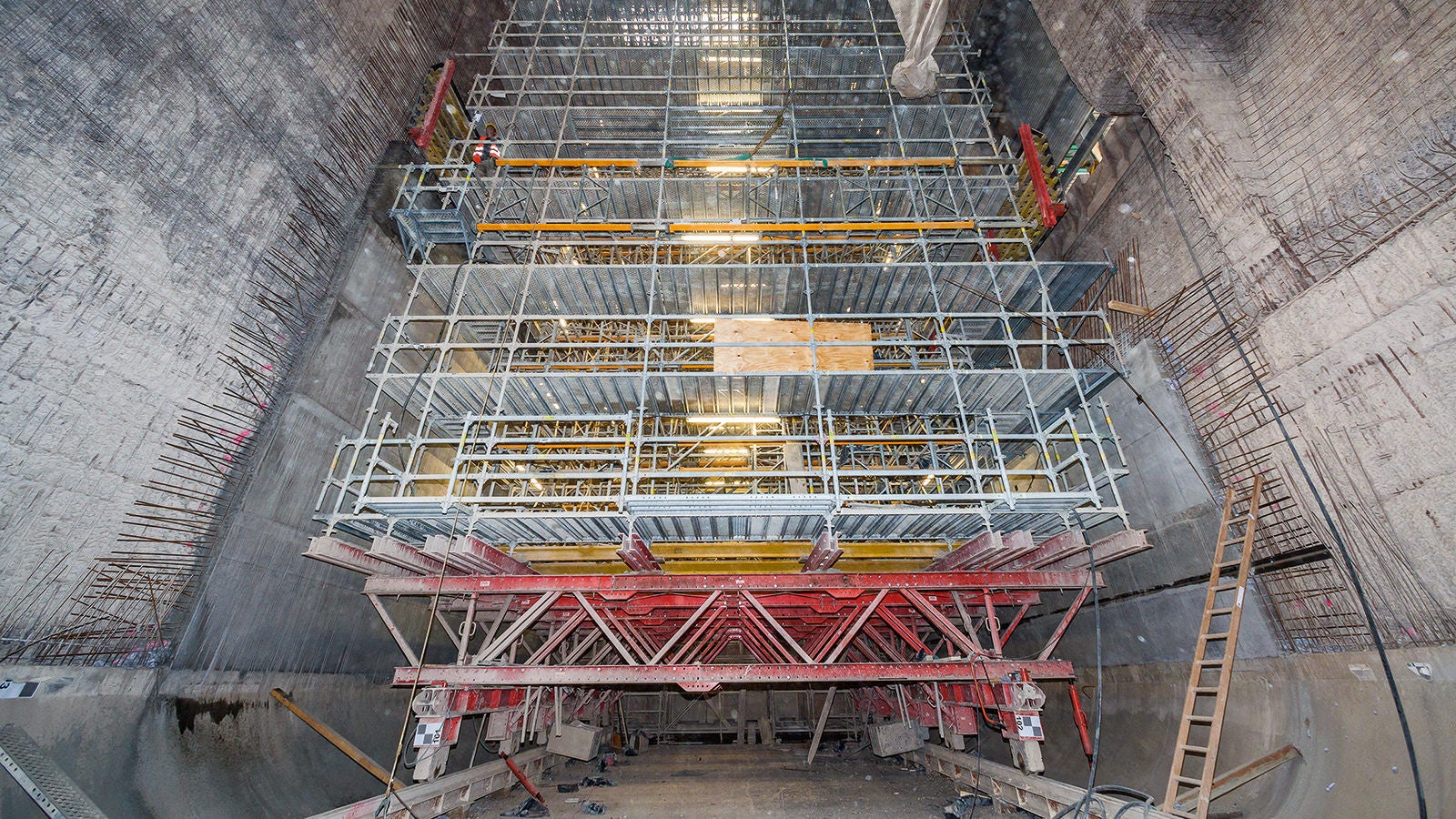 Der fahrbare, 34 m hohe Gerüstbock wurde in der ersten Phase als Plattform für die Strahlarbeiten verwendet, anschließend dient er zusammen mit VARIO GT 24 und MULTIPROP als Schalungsgerüst.