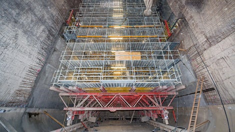 Der fahrbare, 34 m hohe Gerüstbock wurde in der ersten Phase als Plattform für die Strahlarbeiten verwendet, anschließend dient er zusammen mit VARIO GT 24 und MULTIPROP als Schalungsgerüst.