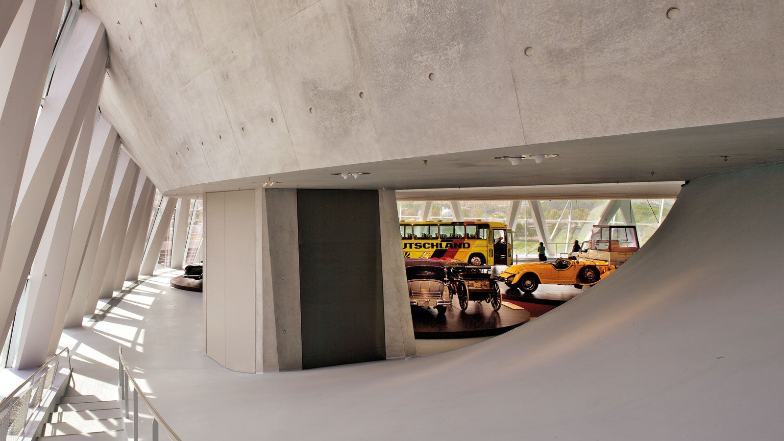 The Mercedes-Benz Museum: circular shapes, different curvatures and set at almost any angle –realized with special formwork from PERI formwork and scaffolding experts.