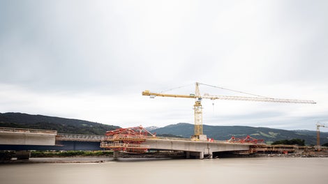 PERI VBC-Freivorbauwagen beim fertigen ersten Brückenkragarm