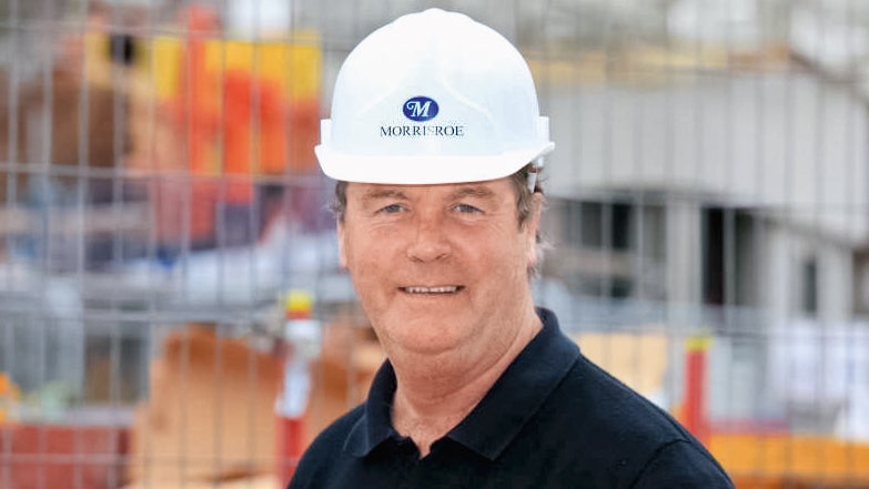 "V roku 2012 sa všetky oči sveta upierali na Londýn, preto kvalita pohľadového betónu objektu Aquatics Centre musela mať štandard zlatej medaily. Steny okolo bazéna, predovšetkým čelné steny, boli zaoblené vo všetkých smeroch, mali premenlivú hrúbku a boli zhotovené v pohľadovej kvalite z oboch strán. Realizovať "tečúcu geometriu" architektky Zaha Hadid si vyžiadalo trojrozmerné debnenie s milimetrovou presnosťou. Pretože už veľa rokov pracujeme s výrobkami PERI, vedeli sme, že toto je "úloha" pre PERI. Ako výsledok dôslednej spolupráce s PERI inžiniermi sme mohli zmontovať trojrozmerné debnenie tak, aby sa dosiahla vysoká požadovaná kvalita pohľadového betónu."