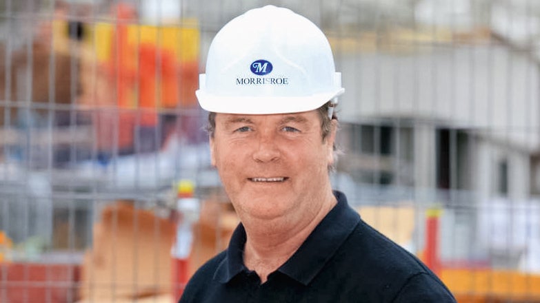 &quot;V roku 2012 sa všetky oči sveta upierali na Londýn, preto kvalita pohľadového betónu objektu Aquatics Centre musela mať štandard zlatej medaily. Steny okolo bazéna, predovšetkým čelné steny, boli zaoblené vo všetkých smeroch, mali premenlivú hrúbku a boli zhotovené v pohľadovej kvalite z oboch strán. Realizovať &quot;tečúcu geometriu&quot; architektky Zaha Hadid si vyžiadalo trojrozmerné debnenie s milimetrovou presnosťou. Pretože už veľa rokov pracujeme s výrobkami PERI, vedeli sme, že toto je &quot;úloha&quot; pre PERI. Ako výsledok dôslednej spolupráce s PERI inžiniermi sme mohli zmontovať trojrozmerné debnenie tak, aby sa dosiahla vysoká požadovaná kvalita pohľadového betónu.&quot;