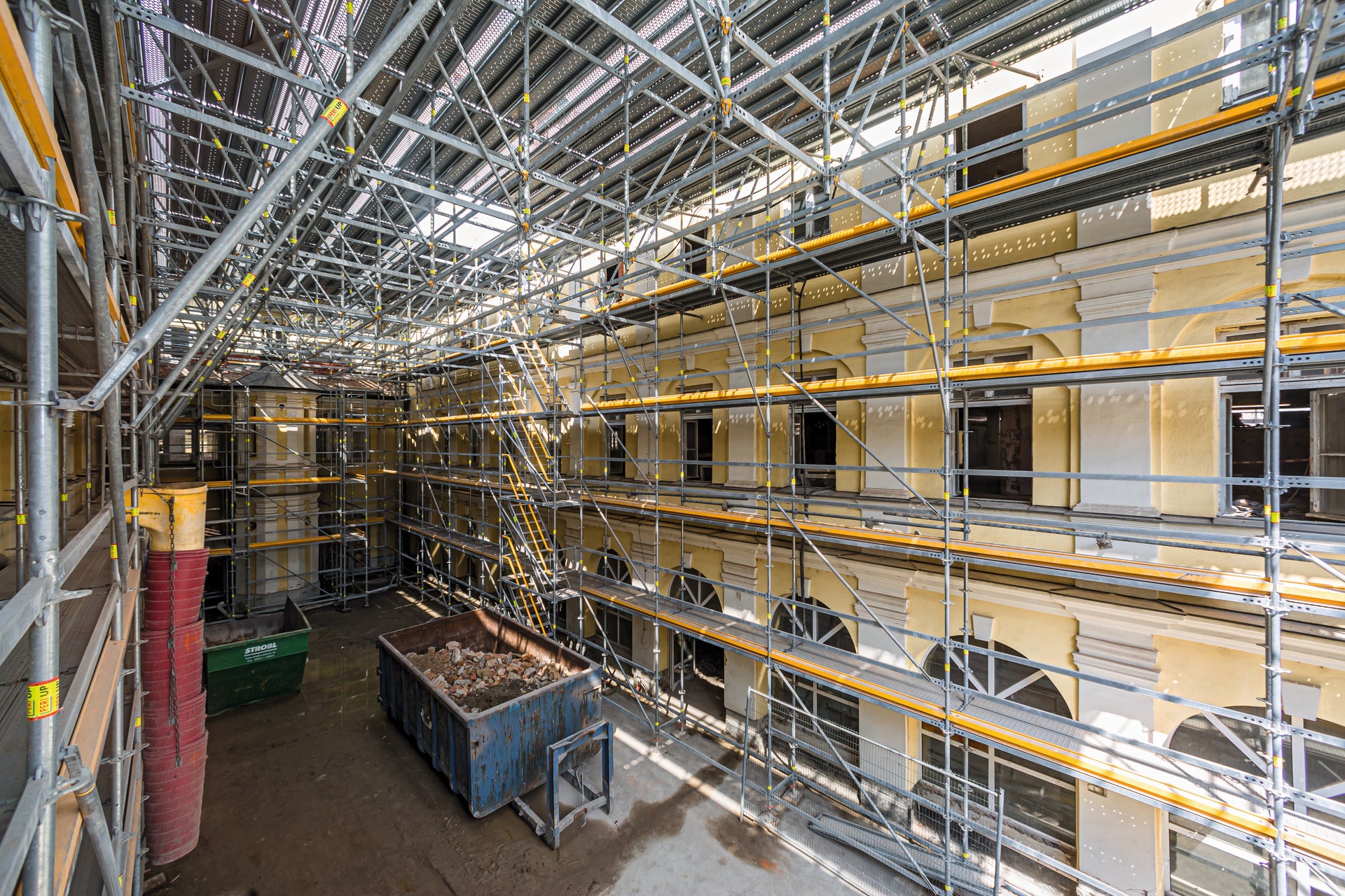 Anpassungen an die Gebäudeform erfolgen im einheitlichen Raster von 25 cm, das bietet hohe Flexibilität für komplexere Fassadeneinrüstungen.<br/>