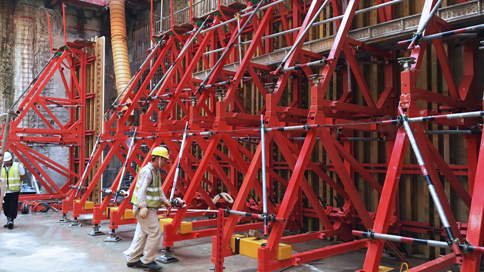 SB Brace Frames and VARIO GT 24 Wall Formwork for casting of walls